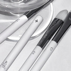 glow - Flat Concealer Brush #C01 - Profesionální plochý štětec na korektor