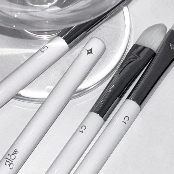 glow - Flat Concealer Brush #C01 - Profesionální plochý štětec na korektor
