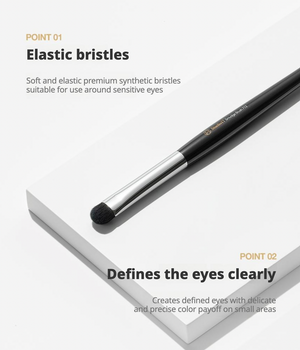 STUDIO17 - Point Eye Smudge Brush 713 - Malý štětec na oční linku a stíny